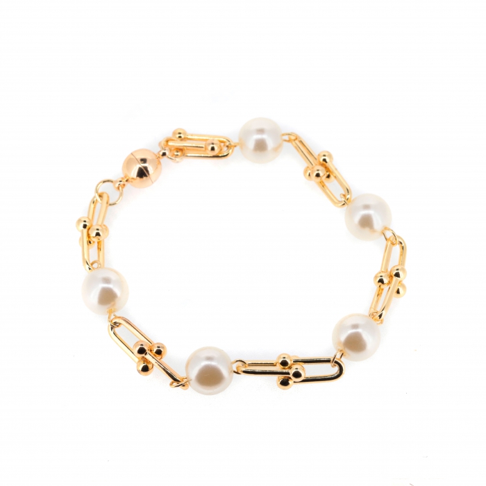 Gold chain bracelet with white pearls