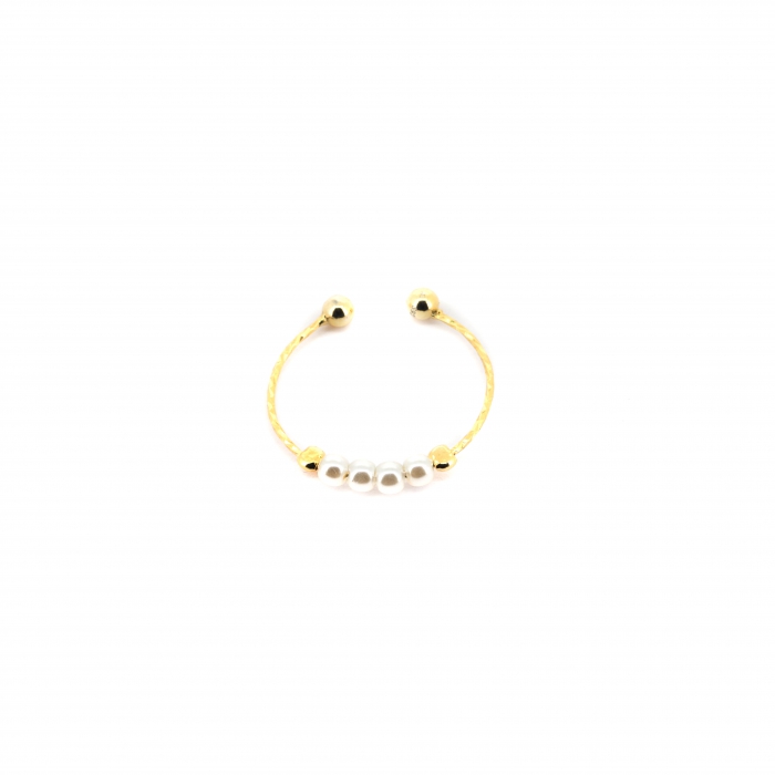 Gold earring with pearls