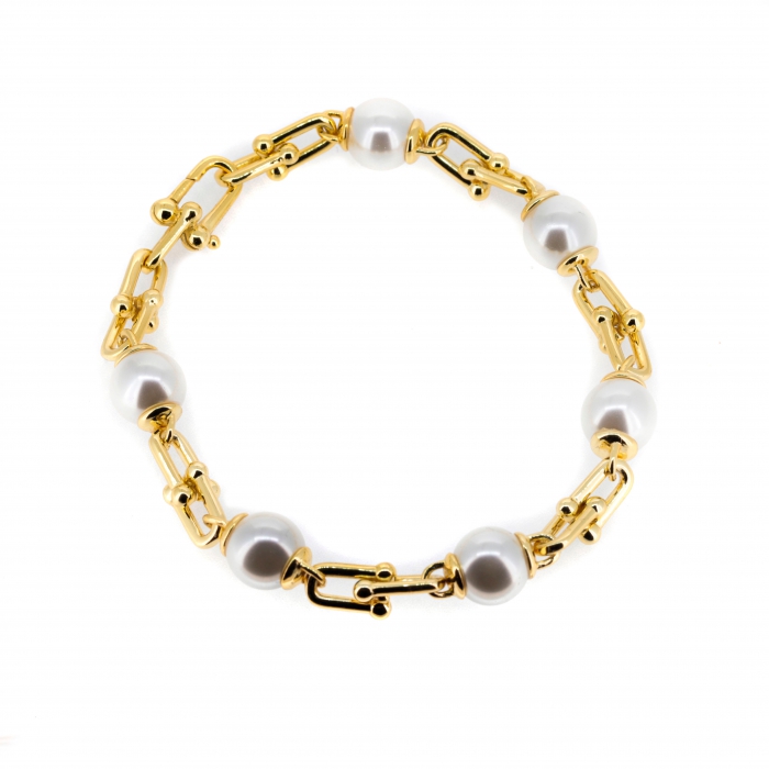 Gold chain bracelet with white pearls