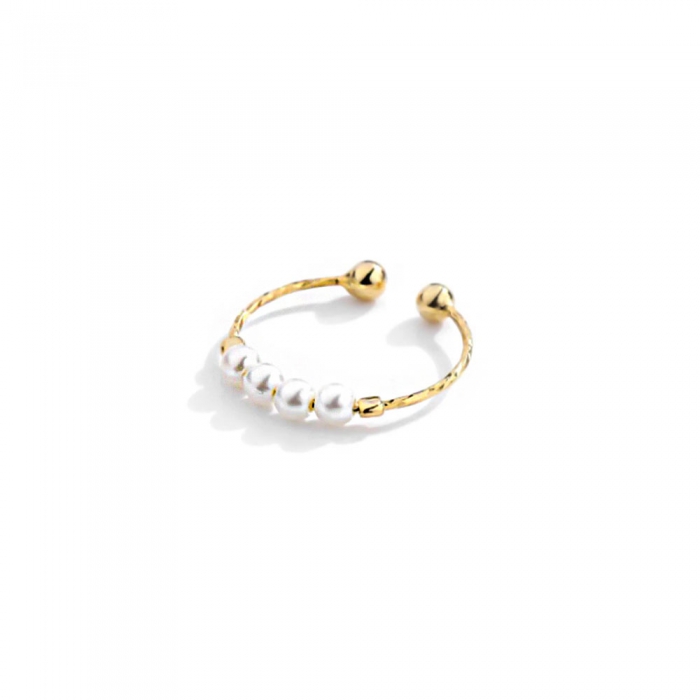 Gold earring with pearls